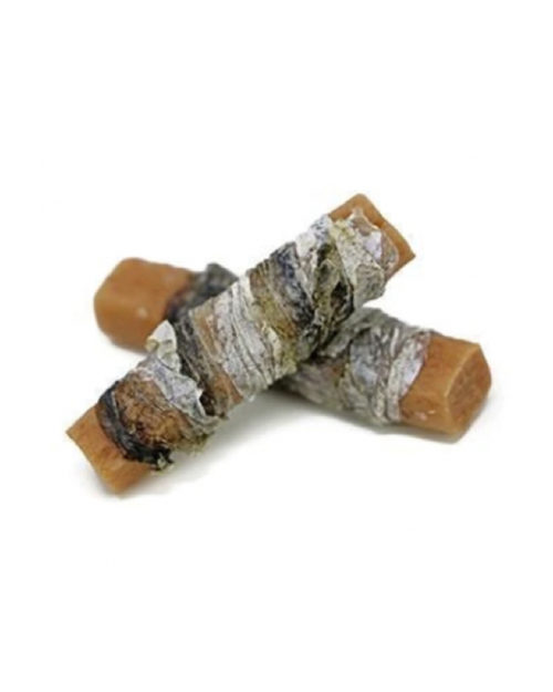 Rebanada de salmón envuelta en piel de salmón